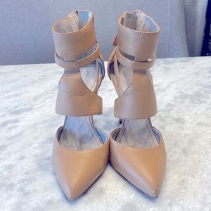 Pour La Victoire Dark Beige leather bootie heels. Size 7.5